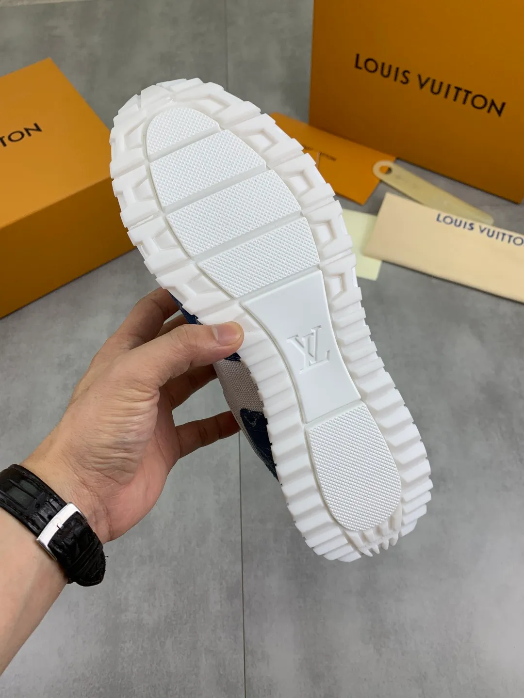 Men's men's shoes 💰P680 new style 💶[LOUIS VUITTON] (original order) new style 🍀LV Louis Vuitton * - top version of LV classic trendy shoes! Made of imported original cowhide and water-dyed cowhide lining. The latest original wear-resistant rubber combination outsole! High quality products! Multiple colors available, code number: 38-44 (45 46 customized)